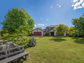 Holdens Bay Retreat - Rotorua Holiday Home